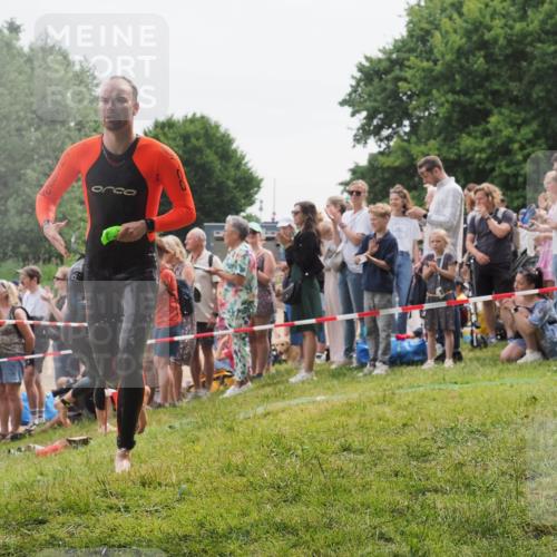 15.06.2025 - 27. Vierlanden-Triathlon KatJ http://msf.ph/oto/8022601 15.06.2025 10:55:21 Schwimmen 661, 725 meine-sportfotos.de