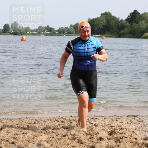 15.06.2025 - 27. Vierlanden-Triathlon Lena Gebhardt http://msf.ph/oto/8022605 15.06.2025 10:21:57 Schwimmen 538 meine-sportfotos.de