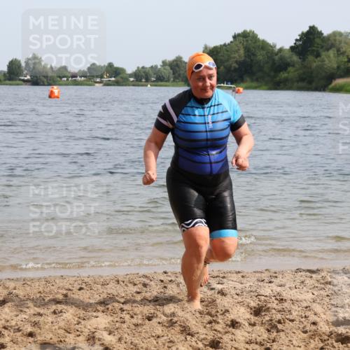 15.06.2025 - 27. Vierlanden-Triathlon Lena Gebhardt http://msf.ph/oto/8022611 15.06.2025 10:21:58 Schwimmen 538 meine-sportfotos.de