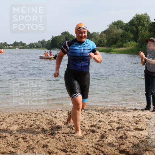15.06.2025 - 27. Vierlanden-Triathlon Lena Gebhardt http://msf.ph/oto/8022613 15.06.2025 10:21:58 Schwimmen 538 meine-sportfotos.de