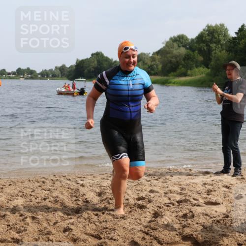 15.06.2025 - 27. Vierlanden-Triathlon Lena Gebhardt http://msf.ph/oto/8022618 15.06.2025 10:21:58 Schwimmen 538 meine-sportfotos.de