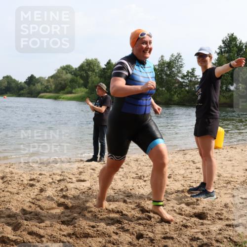 15.06.2025 - 27. Vierlanden-Triathlon Lena Gebhardt http://msf.ph/oto/8022619 15.06.2025 10:21:59 Schwimmen 538 meine-sportfotos.de