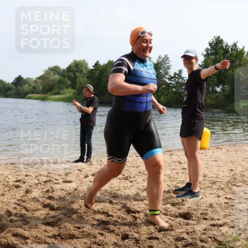 15.06.2025 - 27. Vierlanden-Triathlon Lena Gebhardt http://msf.ph/oto/8022624 15.06.2025 10:21:59 Schwimmen 538 meine-sportfotos.de