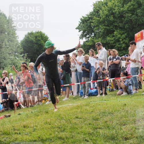 15.06.2025 - 27. Vierlanden-Triathlon KatJ http://msf.ph/oto/8022625 15.06.2025 10:55:22 Schwimmen 661, 725, 740 meine-sportfotos.de