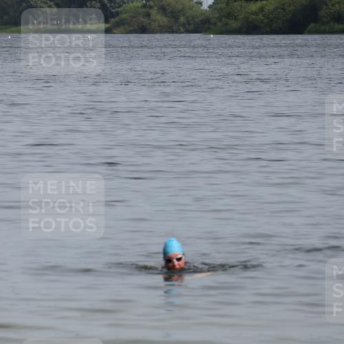 15.06.2025 - 27. Vierlanden-Triathlon Lena Gebhardt http://msf.ph/oto/8022626 15.06.2025 10:22:46 Schwimmen  meine-sportfotos.de