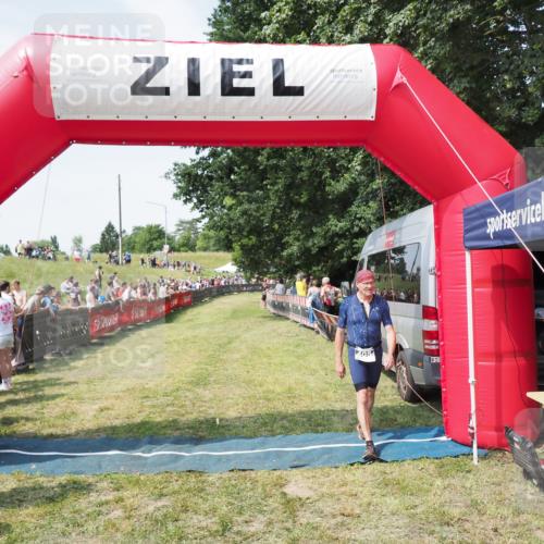 21.06.2025 - 27. Vierlanden-Triathlon MichiJ http://msf.ph/oto/8022630 15.06.2026 11:37:53 Ziel 483 meine-sportfotos.de