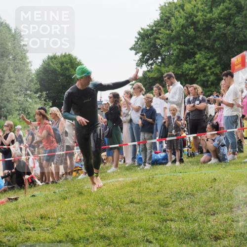 15.06.2025 - 27. Vierlanden-Triathlon KatJ http://msf.ph/oto/8022633 15.06.2025 10:55:23 Schwimmen 661, 725, 740 meine-sportfotos.de