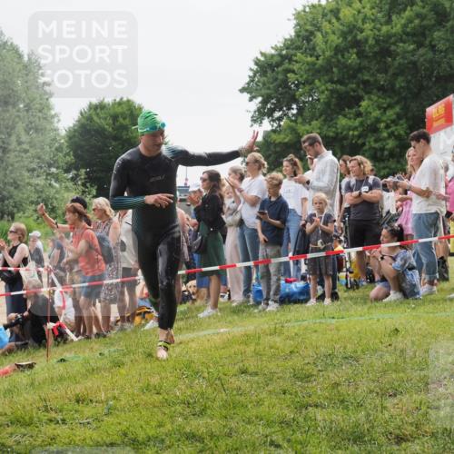 15.06.2025 - 27. Vierlanden-Triathlon KatJ http://msf.ph/oto/8022639 15.06.2025 10:55:23 Schwimmen 661, 725, 740 meine-sportfotos.de