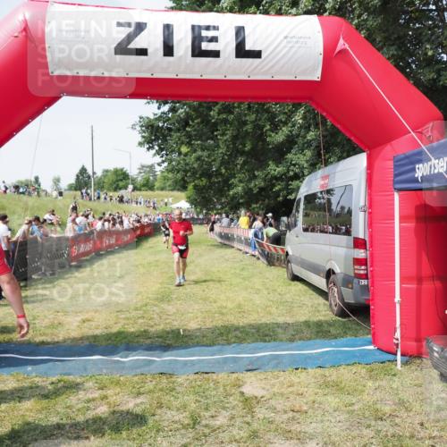 21.06.2025 - 27. Vierlanden-Triathlon MichiJ http://msf.ph/oto/8022641 15.06.2026 11:38:22 Ziel 417, 479 meine-sportfotos.de