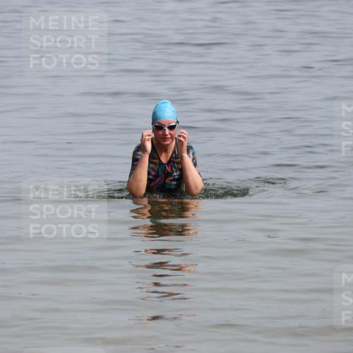 15.06.2025 - 27. Vierlanden-Triathlon Lena Gebhardt http://msf.ph/oto/8022648 15.06.2025 10:22:56 Schwimmen  meine-sportfotos.de
