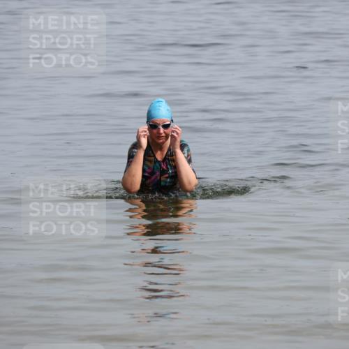 15.06.2025 - 27. Vierlanden-Triathlon Lena Gebhardt http://msf.ph/oto/8022653 15.06.2025 10:22:56 Schwimmen  meine-sportfotos.de