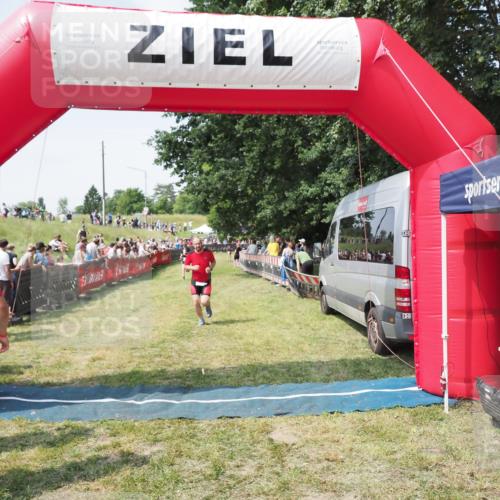 21.06.2025 - 27. Vierlanden-Triathlon MichiJ http://msf.ph/oto/8022655 15.06.2026 11:38:22 Ziel 417, 479 meine-sportfotos.de