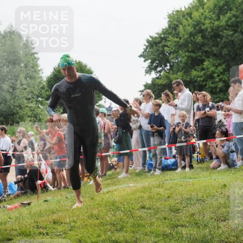 15.06.2025 - 27. Vierlanden-Triathlon KatJ http://msf.ph/oto/8022656 15.06.2025 10:55:23 Schwimmen 661, 725, 740 meine-sportfotos.de