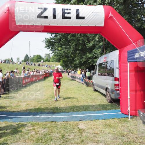 21.06.2025 - 27. Vierlanden-Triathlon MichiJ http://msf.ph/oto/8022658 15.06.2026 11:38:22 Ziel 417, 479 meine-sportfotos.de