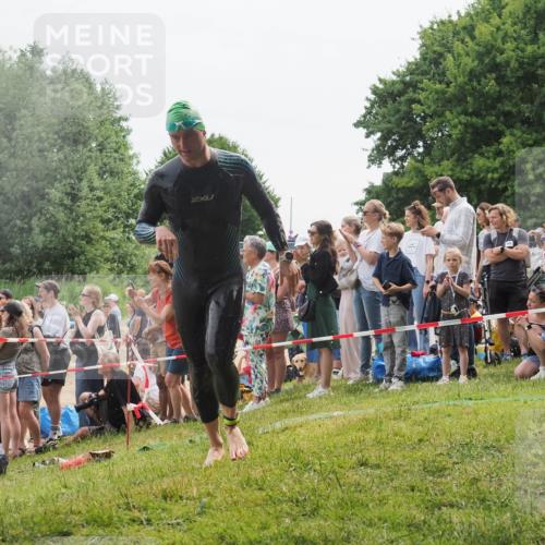 15.06.2025 - 27. Vierlanden-Triathlon KatJ http://msf.ph/oto/8022662 15.06.2025 10:55:23 Schwimmen 661, 725, 740 meine-sportfotos.de