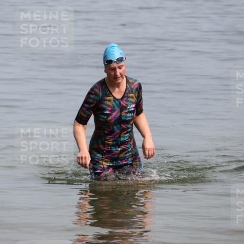 15.06.2025 - 27. Vierlanden-Triathlon Lena Gebhardt http://msf.ph/oto/8022664 15.06.2025 10:23:02 Schwimmen  meine-sportfotos.de