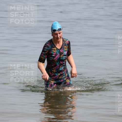 15.06.2025 - 27. Vierlanden-Triathlon Lena Gebhardt http://msf.ph/oto/8022669 15.06.2025 10:23:02 Schwimmen  meine-sportfotos.de