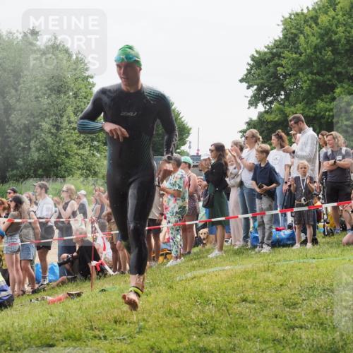 15.06.2025 - 27. Vierlanden-Triathlon KatJ http://msf.ph/oto/8022671 15.06.2025 10:55:23 Schwimmen 661, 725, 740 meine-sportfotos.de