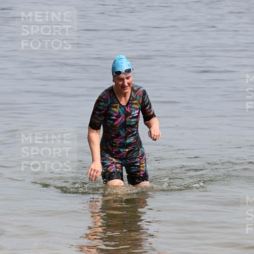 15.06.2025 - 27. Vierlanden-Triathlon Lena Gebhardt http://msf.ph/oto/8022677 15.06.2025 10:23:04 Schwimmen  meine-sportfotos.de