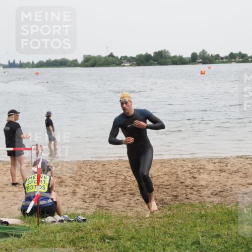 21.06.2025 - 27. Vierlanden-Triathlon MichiJ http://msf.ph/oto/8022678 15.06.2026 10:53:09 Schwimmen 638 meine-sportfotos.de