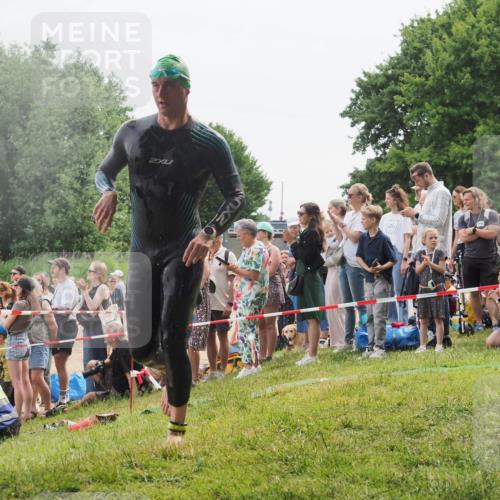 15.06.2025 - 27. Vierlanden-Triathlon KatJ http://msf.ph/oto/8022680 15.06.2025 10:55:23 Schwimmen 661, 725, 740 meine-sportfotos.de