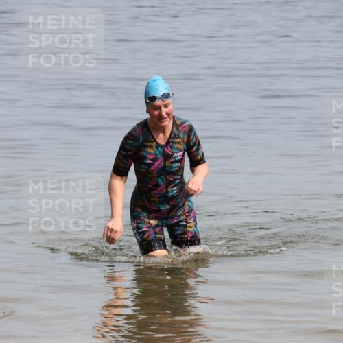 15.06.2025 - 27. Vierlanden-Triathlon Lena Gebhardt http://msf.ph/oto/8022683 15.06.2025 10:23:04 Schwimmen  meine-sportfotos.de