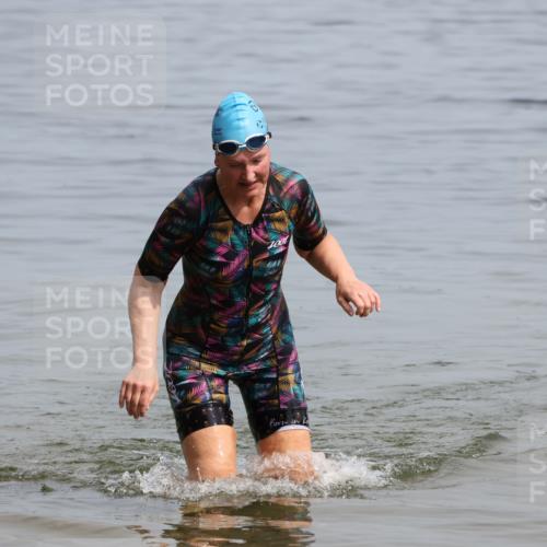 15.06.2025 - 27. Vierlanden-Triathlon Lena Gebhardt http://msf.ph/oto/8022690 15.06.2025 10:23:05 Schwimmen  meine-sportfotos.de