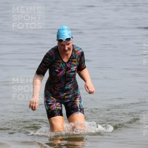 15.06.2025 - 27. Vierlanden-Triathlon Lena Gebhardt http://msf.ph/oto/8022693 15.06.2025 10:23:05 Schwimmen  meine-sportfotos.de