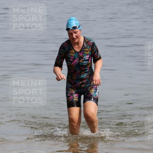 15.06.2025 - 27. Vierlanden-Triathlon Lena Gebhardt http://msf.ph/oto/8022697 15.06.2025 10:23:07 Schwimmen 531 meine-sportfotos.de