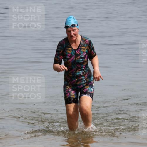 15.06.2025 - 27. Vierlanden-Triathlon Lena Gebhardt http://msf.ph/oto/8022705 15.06.2025 10:23:07 Schwimmen 531 meine-sportfotos.de