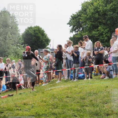 15.06.2025 - 27. Vierlanden-Triathlon KatJ http://msf.ph/oto/8022706 15.06.2025 10:55:28 Schwimmen 656, 661, 725, 740 meine-sportfotos.de