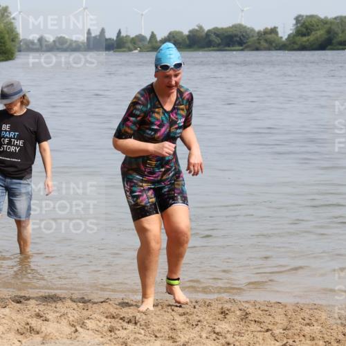 15.06.2025 - 27. Vierlanden-Triathlon Lena Gebhardt http://msf.ph/oto/8022713 15.06.2025 10:23:11 Schwimmen 531 meine-sportfotos.de