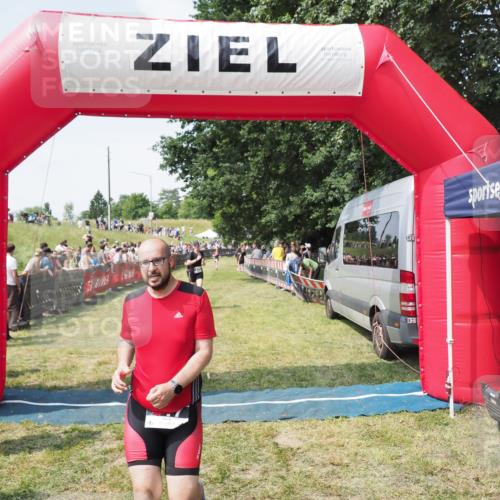 21.06.2025 - 27. Vierlanden-Triathlon MichiJ http://msf.ph/oto/8022717 15.06.2026 11:38:24 Ziel 417, 479, 499 meine-sportfotos.de