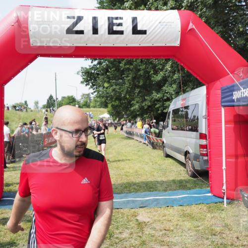 21.06.2025 - 27. Vierlanden-Triathlon MichiJ http://msf.ph/oto/8022725 15.06.2026 11:38:25 Ziel 417, 479, 499 meine-sportfotos.de