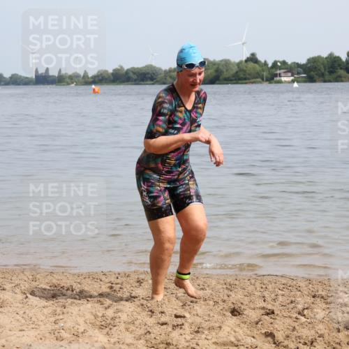15.06.2025 - 27. Vierlanden-Triathlon Lena Gebhardt http://msf.ph/oto/8022729 15.06.2025 10:23:12 Schwimmen 531 meine-sportfotos.de