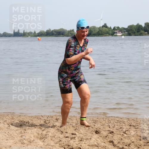 15.06.2025 - 27. Vierlanden-Triathlon Lena Gebhardt http://msf.ph/oto/8022737 15.06.2025 10:23:12 Schwimmen 531 meine-sportfotos.de