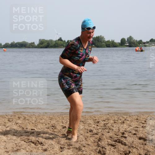 15.06.2025 - 27. Vierlanden-Triathlon Lena Gebhardt http://msf.ph/oto/8022754 15.06.2025 10:23:13 Schwimmen 531 meine-sportfotos.de