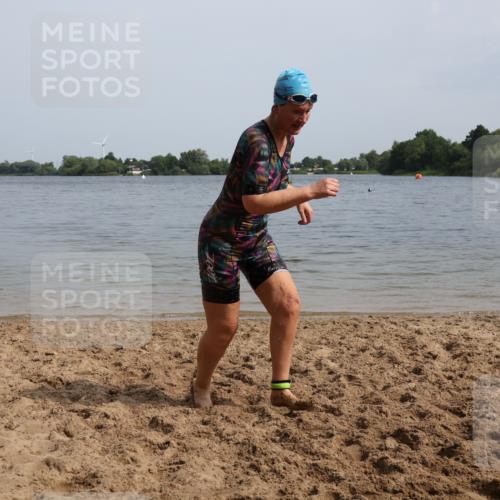 15.06.2025 - 27. Vierlanden-Triathlon Lena Gebhardt http://msf.ph/oto/8022762 15.06.2025 10:23:14 Schwimmen 531 meine-sportfotos.de