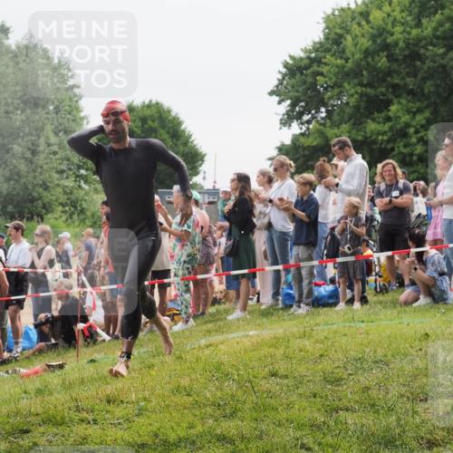 15.06.2025 - 27. Vierlanden-Triathlon KatJ http://msf.ph/oto/8022769 15.06.2025 10:55:29 Schwimmen 639, 656, 661, 725, 740 meine-sportfotos.de