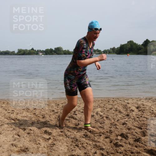 15.06.2025 - 27. Vierlanden-Triathlon Lena Gebhardt http://msf.ph/oto/8022770 15.06.2025 10:23:14 Schwimmen 531 meine-sportfotos.de