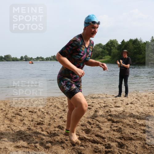15.06.2025 - 27. Vierlanden-Triathlon Lena Gebhardt http://msf.ph/oto/8022777 15.06.2025 10:23:15 Schwimmen 531 meine-sportfotos.de