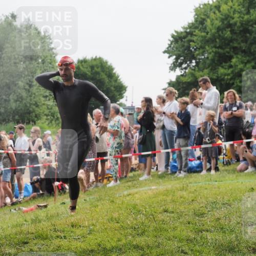 15.06.2025 - 27. Vierlanden-Triathlon KatJ http://msf.ph/oto/8022778 15.06.2025 10:55:30 Schwimmen 639, 656, 661, 740 meine-sportfotos.de