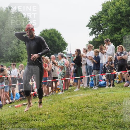 15.06.2025 - 27. Vierlanden-Triathlon KatJ http://msf.ph/oto/8022785 15.06.2025 10:55:30 Schwimmen 639, 656, 661, 740 meine-sportfotos.de
