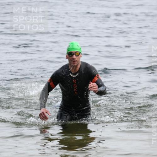 15.06.2025 - 27. Vierlanden-Triathlon Lena Gebhardt http://msf.ph/oto/8022787 15.06.2025 10:50:31 Schwimmen 753, 767 meine-sportfotos.de