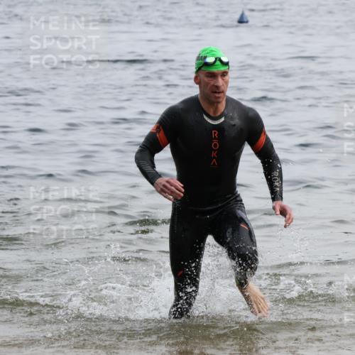 15.06.2025 - 27. Vierlanden-Triathlon Lena Gebhardt http://msf.ph/oto/8022795 15.06.2025 10:50:34 Schwimmen 753, 767 meine-sportfotos.de