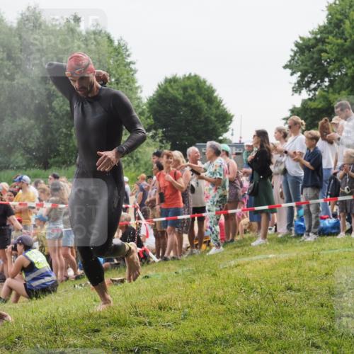 15.06.2025 - 27. Vierlanden-Triathlon KatJ http://msf.ph/oto/8022800 15.06.2025 10:55:30 Schwimmen 639, 656, 661, 740 meine-sportfotos.de