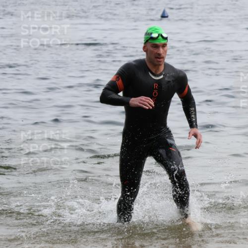 15.06.2025 - 27. Vierlanden-Triathlon Lena Gebhardt http://msf.ph/oto/8022804 15.06.2025 10:50:35 Schwimmen 753, 767 meine-sportfotos.de