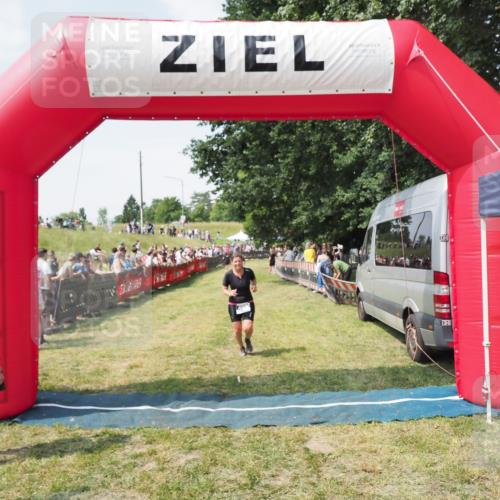 21.06.2025 - 27. Vierlanden-Triathlon MichiJ http://msf.ph/oto/8022806 15.06.2026 11:38:28 Ziel 417, 479, 499 meine-sportfotos.de
