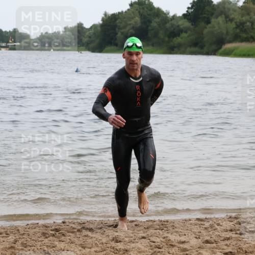 15.06.2025 - 27. Vierlanden-Triathlon Lena Gebhardt http://msf.ph/oto/8022818 15.06.2025 10:50:36 Schwimmen 753, 767 meine-sportfotos.de