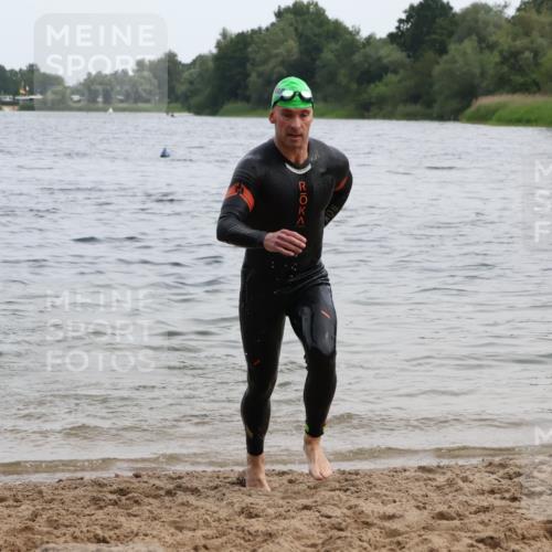 15.06.2025 - 27. Vierlanden-Triathlon Lena Gebhardt http://msf.ph/oto/8022827 15.06.2025 10:50:36 Schwimmen 753, 767 meine-sportfotos.de